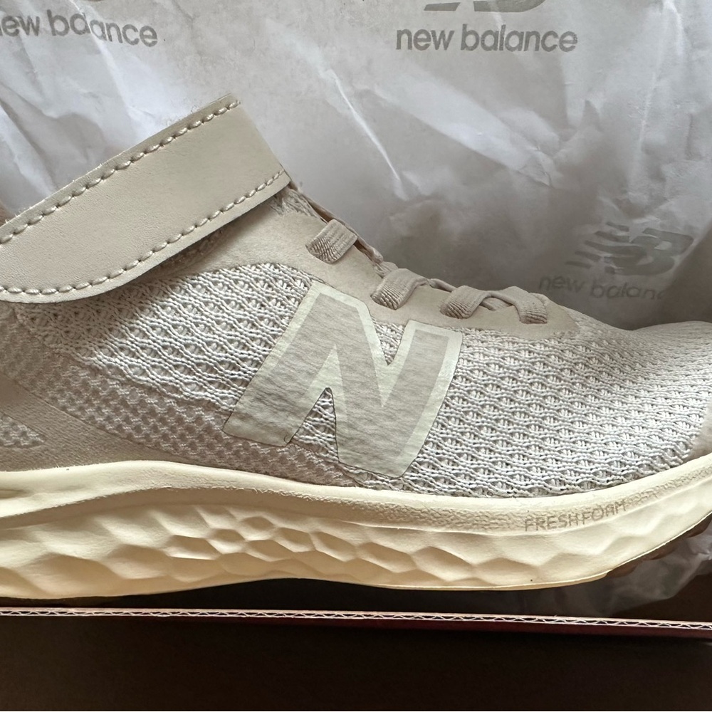 New Balance Fresh Foam Arishi v4 Little Kid 12M Lace Top Strap Sneaker Beige NWT - Picture 2 of 4